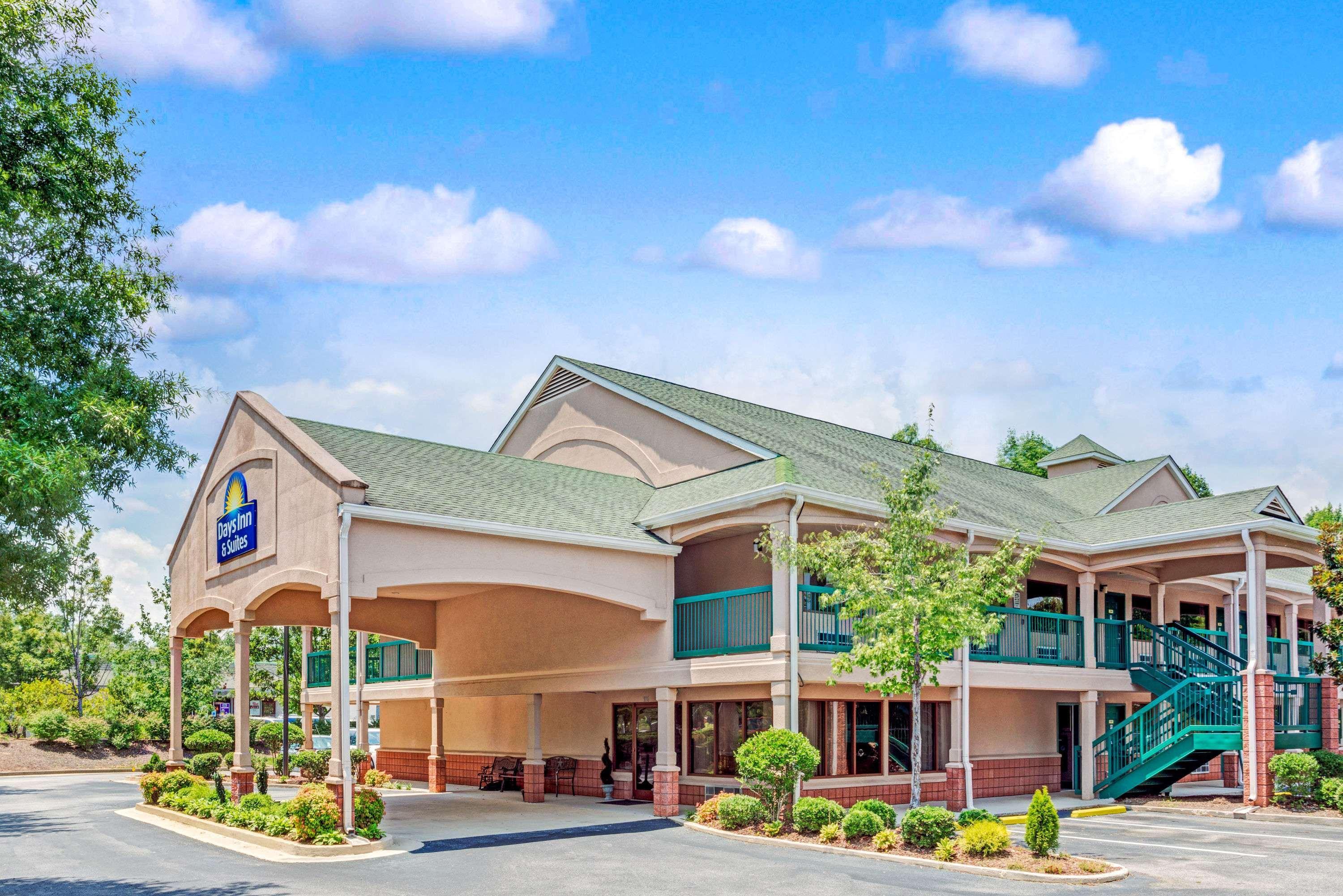 Days Inn & Suites By Wyndham Peachtree City Exterior photo