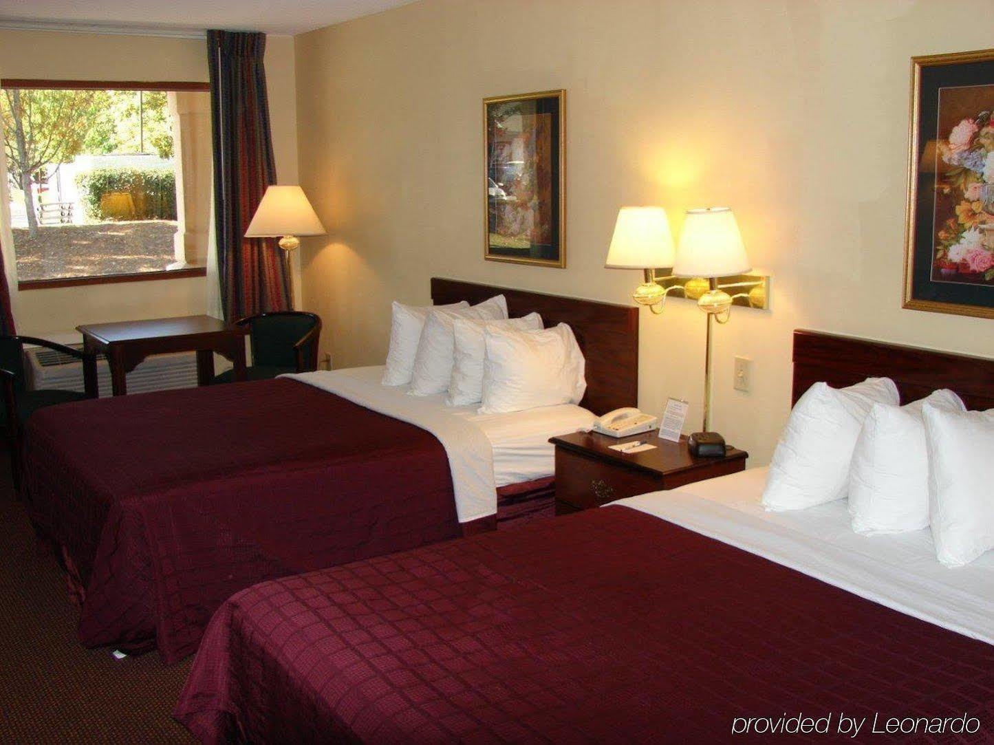 Days Inn & Suites By Wyndham Peachtree City Room photo