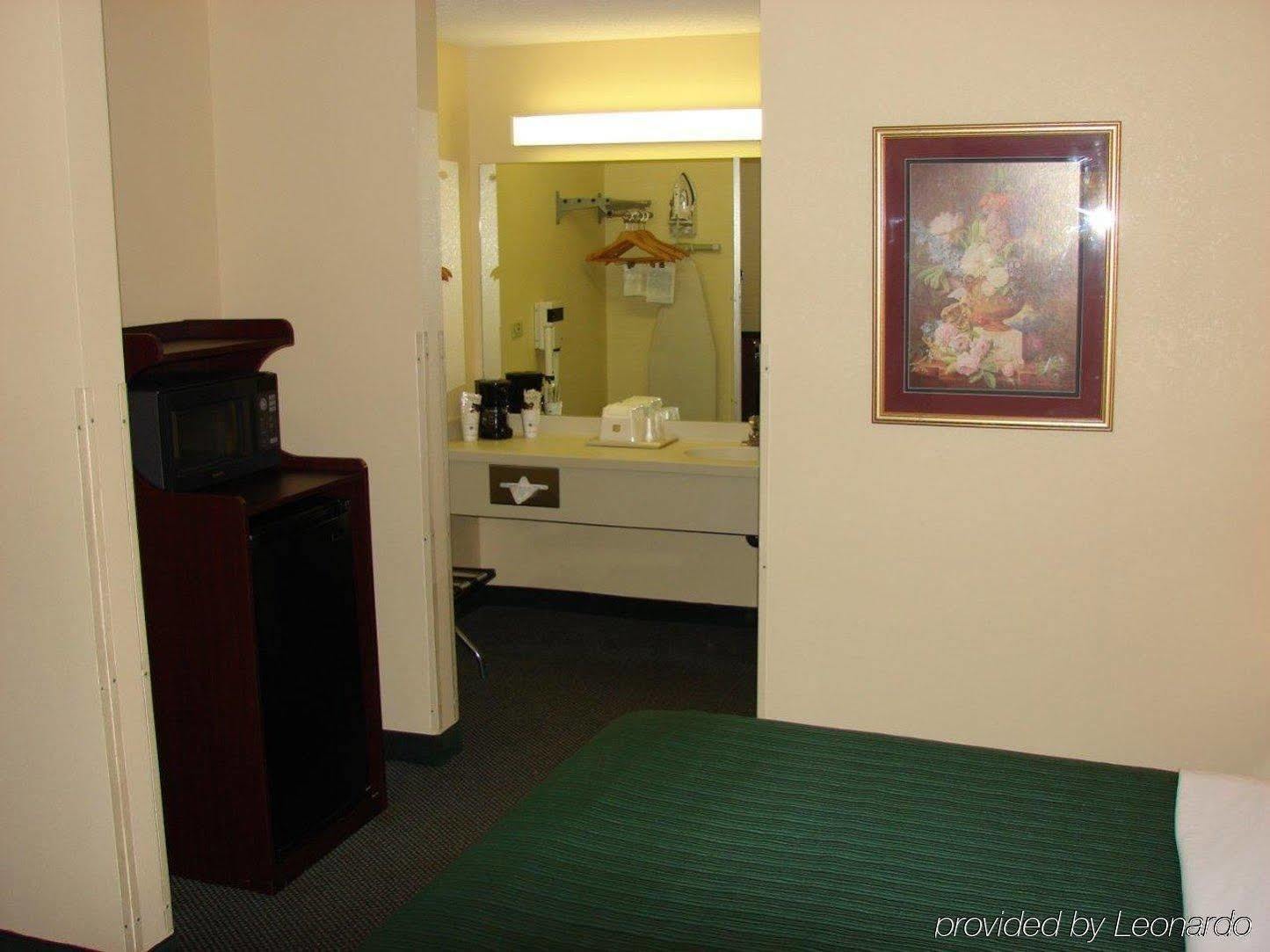 Days Inn & Suites By Wyndham Peachtree City Room photo